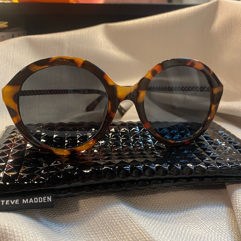 Steve Madden Sun glasses